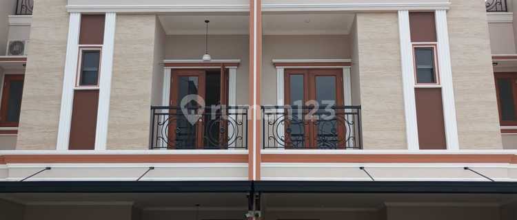 Beautiful and Luxurious House in a Cluster with Rooftop, Comfortable & Safe Environment, Strategic Location Close to City Toll Gate, Near Halim Perdana Kusuma Airport in Kramat Jati, East Jakarta 1