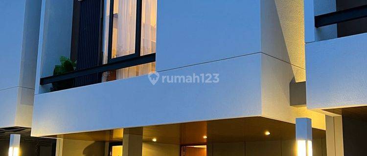 Rumah 3lantai Dengan Pool, Rooftop Dan Balkon Aksel Lebar 1
