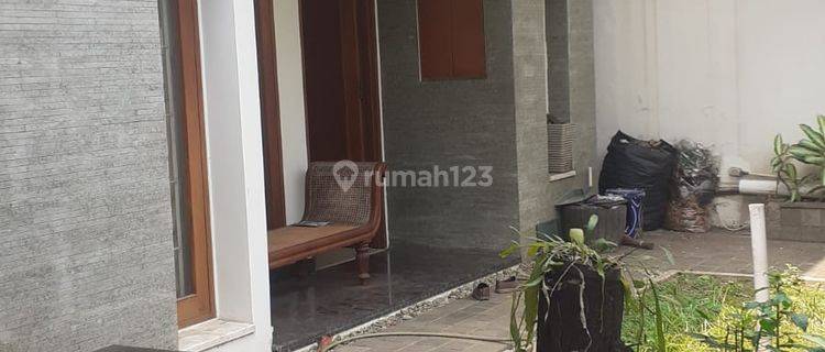 Disewakan Rumah Siap Huni Semi Furnish Daerah Kebayoran Baru 1
