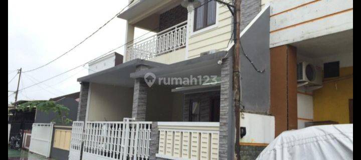 Rumah sangat terawat, full furnished, siap huni di dalam komplek di Cipadu, lingkungan sangat nyaman dan aman, bebas banjir, lokasi sangat strategis, dekat ke Pintu Toll Ciledug, dekat ke pasar Cipulir, dekat ke pasar Cipadu, dekat ke Bintaro  1