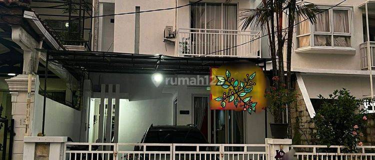 Rumah sangat terawat dan masih fresh, full furnished siap huni di dalam komplek di Cireundeu, lingkungan sangat nyaman dan aman, bebas banjir, lokasi sangat strategis, dekat ke Kampus UIN, dekat ke Pondok Cabe, 10 menit ke MRT Lebak Bulus...(hi) 1