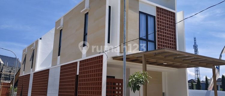 Middle City House in Gowa Complete with Swimming Pool and Padel Facilities 1