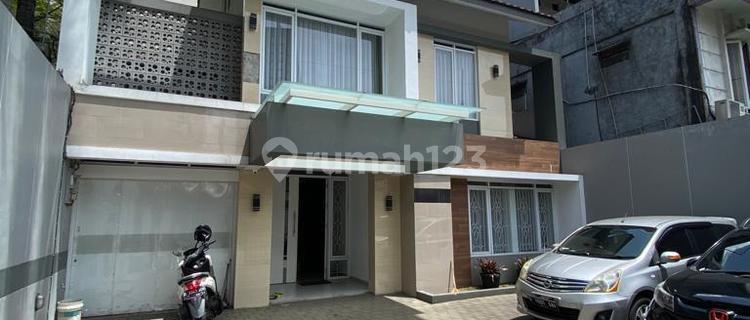 Minimalist Modern House in Ciumbuleuit Bandung 1