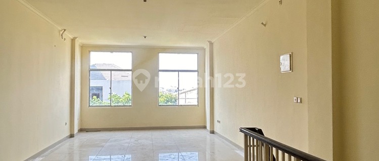 Shop house facing inward, suitable for office/online shop. 1