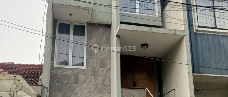 Rumah 3 Lantai Siap Huni Dekat Mall Di Pondok Indah 1