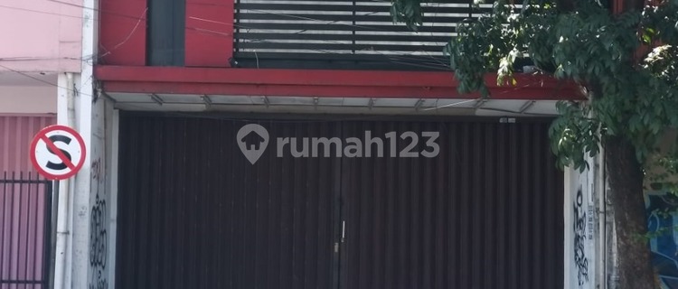 Shop house in the city center near the town square 1