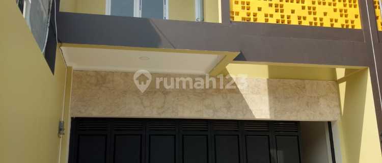 For rent, a highly strategic shop house on the main road in Arcamanik, Bandung City. 1