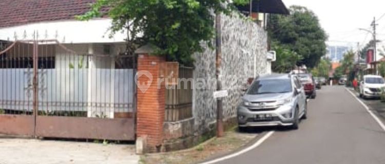 Nice Well-Maintained Corner House in a Strategic Location at Pejompongan, Benhil, Central Jakarta 1
