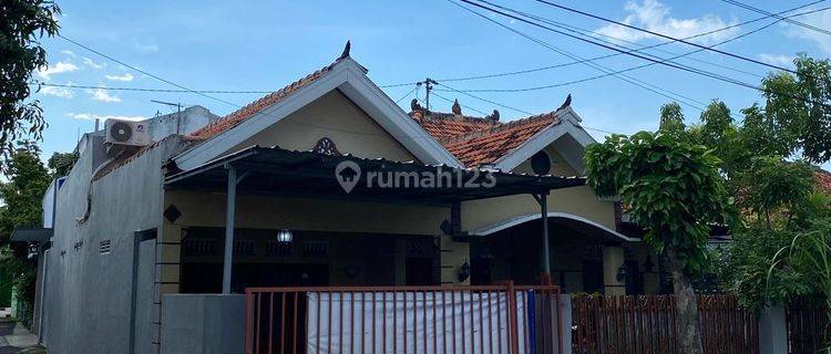 RUMAH SIAP HUNI DI JALAN UTAMA KAPTEN SYAFIRI BANGKALAN LUAS TANAH 233M2 DENGAN 4+1 KAMAR TIDUR 1