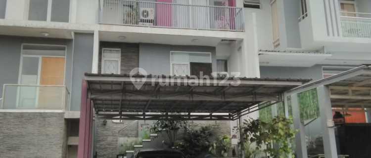 Modern Minimalist House in Modern Hill 1