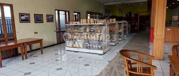 Ruko or House Suitable for Office on Jihampelas Street, Bandung 1