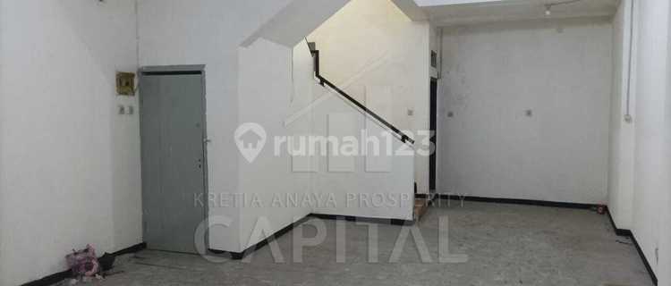Ready-to-Use Shop House with Busy and Strategic Location on Peta Street, Bandung 1