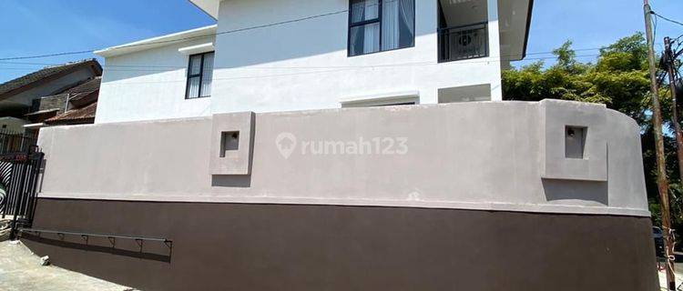 Rumah Di Setiabudi Regency Hook Dengan Kolam Renang  1