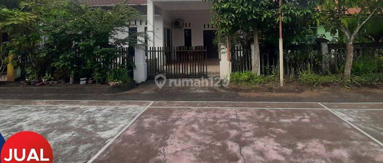 Dijual rumah di Jl. Sei Landak Barat Komp. Agatis Permai 1