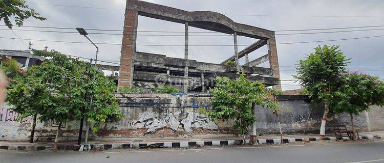 Blitar Jl. Merdeka, Luas Tanah 7.067 M2  Gedung 3 Lantai
(un - Finished ) Super Strategis, Ex Bank.

 1