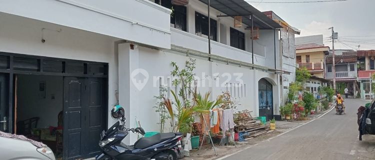 Active 2-Story Boarding House Near UNS Solo Campus 1