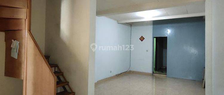 Rumah Rapih Terawat Dua Lantai Dua Kamar Tidur Hadap Selatan Di Komplek Taman Palem Jakarta Barat Hub Thanty 08111089928  1