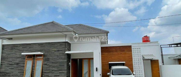 RUMAH CANTIK DALAM PERUMAHAN DI JALAN SOLO  1