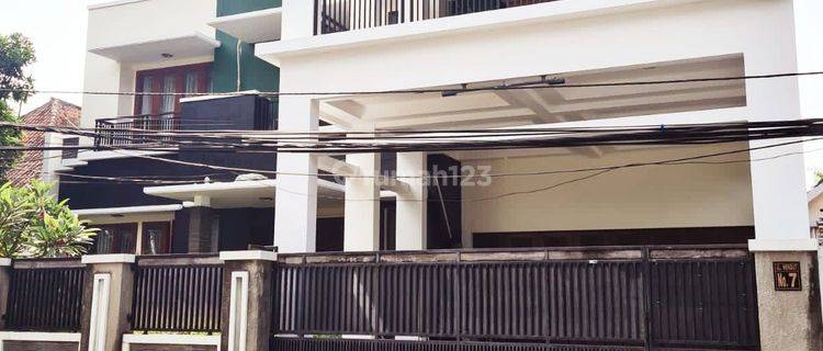 Rumah Mewah Murah Ada Swimming Pool di Menteng Jakarta Pusat 1