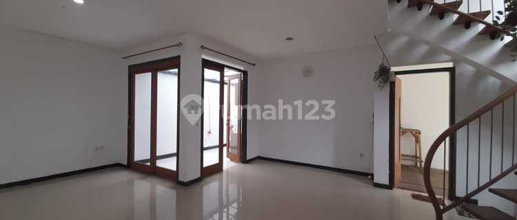 Great Shop House, Well-Maintained, Super Strategic Location on Jalan Cigadung Raya 1