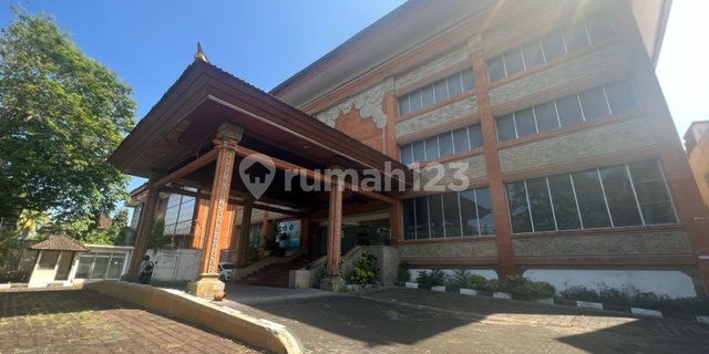 Gedung Besar Strategis Tengah Kota Denpasar Bali 1