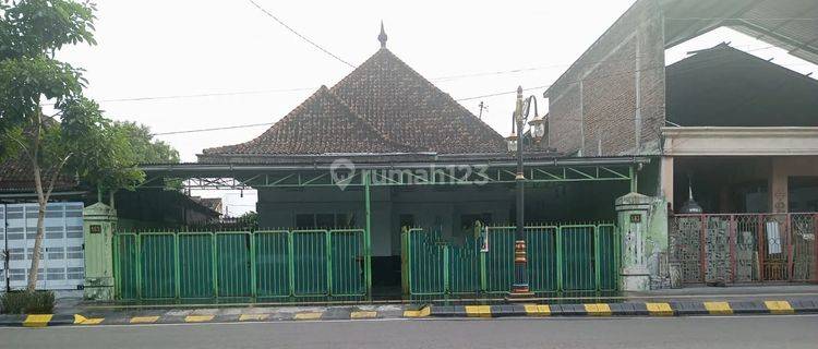 DEWI- Disewakan Rumah di JALAN MAYJEN , Manguharjo , Madiun 1