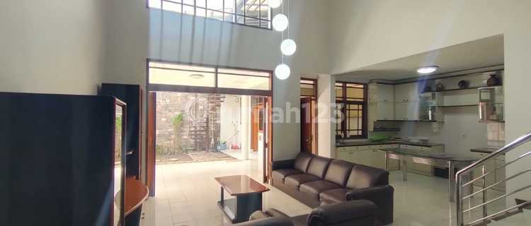 Sewa Rumah Lux 2 Lantai di Sayap Surya Sumantri 1