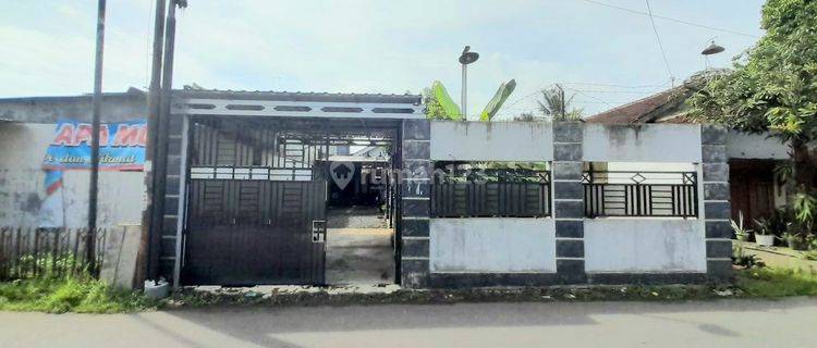 Rumah Pinggir Jalan Pliken Kembaran Strategis Dekat Ump 1