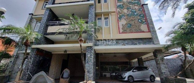 Harga Bagus!! Rumah 3 Lantai Akses Lebar Di Gatot Subroto Barat 1