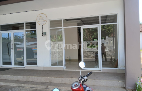 Two-Story Ready-to-Use Ruko in Good Condition in Boja A4700 1