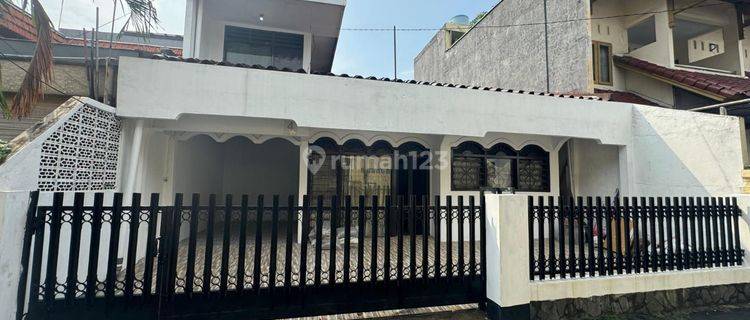 Rumah 2 Lantai SHM  ditebet jual cepat 1