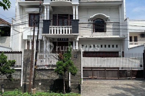 rumah mewah dan besar cocok untuk klinik , kantor di jalan ramai jalan kebon raya kedoya 1