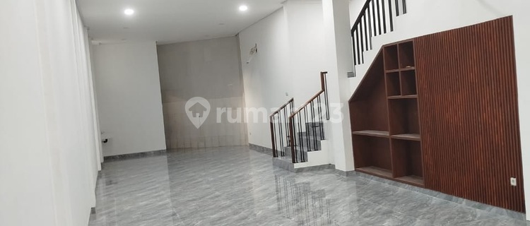 shop house on the side of the Jakarta-Merak toll road, strategic location, bustling area near Hospital and University in North Arjuna 1