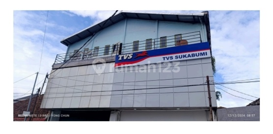 Row House in the Center of Bustle 1