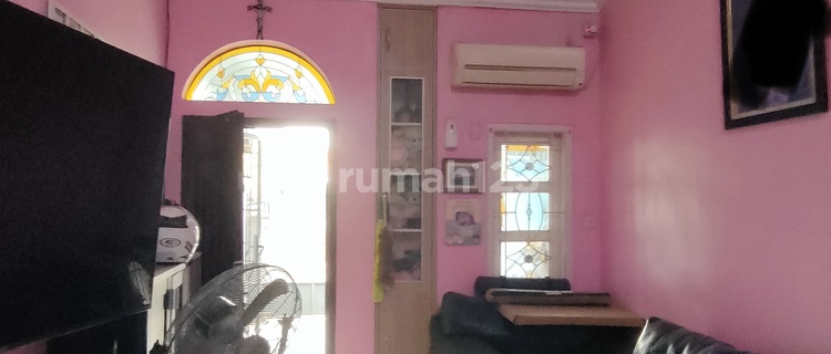 House in front of the park. Strategic location. 1