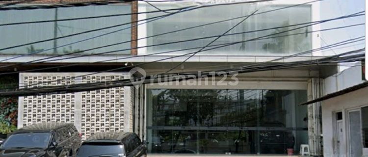 Info *Large Shop House for Sale*  
On Jln Pluit Utara Raya  
Building specifications suitable for a car showroom (specially built so each floor can park cars. There is a 5-ton car elevator from the 1st floor to the 4th floor for car parking)  
Land area 9 m x 30 m  
Building area 9 m x 20 m 1