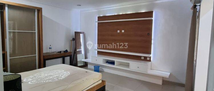 Dijual / Disewakan Rumah
Townhouse Emerald PIK

Luas Tanah 122m2
Luas Bangunan 226m2
4+1 Kamar Tidur
2+1 Kamar Mandi 
2.5 Lantai 
SHM
Semi-Furnished

Harga Jual: 4.9M
Harga Sewa: 130jt /tahun (MINIMAL 2 Tahun)

 1