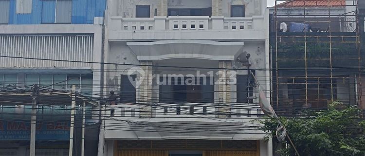 Luxury shophouse building in Denpasar business center 1