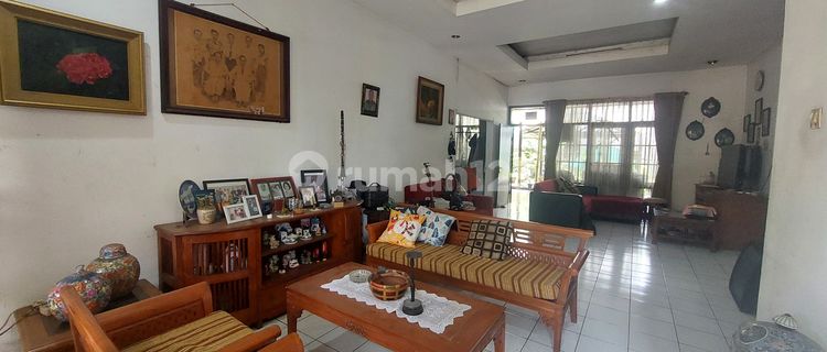 Rumah Bangunan Terawat Ada Taman Depan dan Belakang di Kopo Permai 1