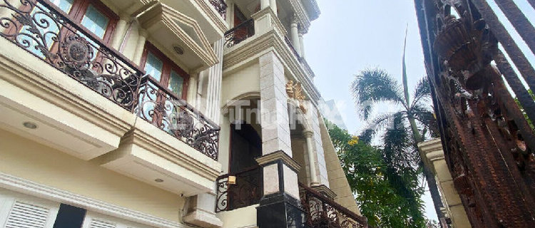 Beautiful House with 280 M2 Land in Kelapa Gading, North Jakarta 1