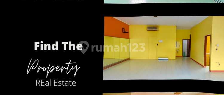 3-Story Wide Shop House on Jl. Beteng - Semarang Chinatown Business Area 1