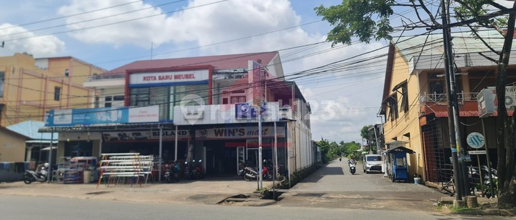 Roadside Shop at Prof M Yamin Street, Pontianak 1