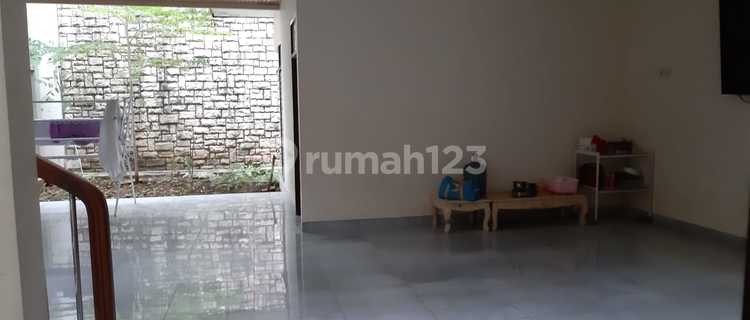 Disewakan Rumah Lokasi Strategis di Green Garden Jakarta Barat 1