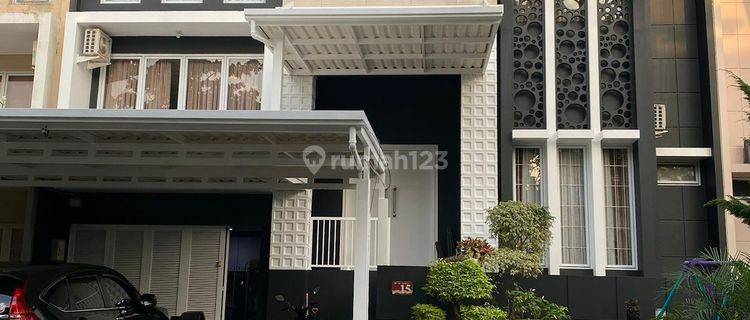 Rumah dengan bangunan split level di Grand Wisata 1