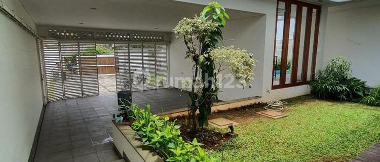 Ready-to-occupy house in the Menteng area, quiet location with a pool, semi-furnished. 1