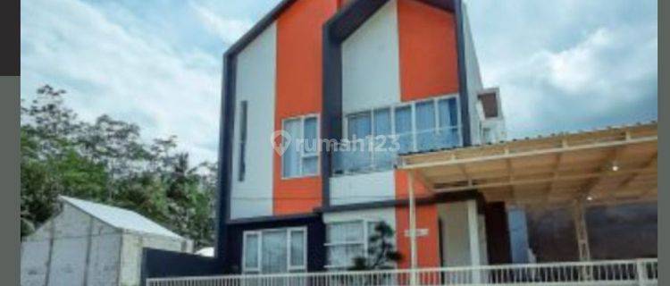 Rumah modern 2 lantai di Pakisaji Malang 1