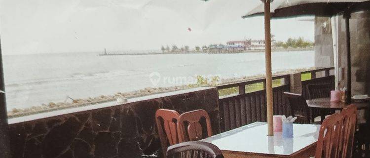 Rumah Makan Dengan Pemandangan Laut 1