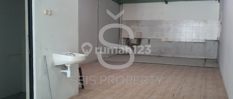 Shop House for Sale, Needs Minor Renovation, 128 m2, Freehold Certificate, Kota Baru Parahyangan, Bandung 1