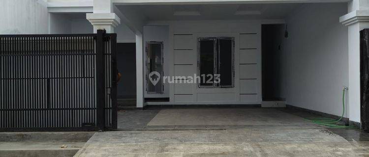 Rumah dalam komplek akses jalan lebar di  area pondok kelapa 1