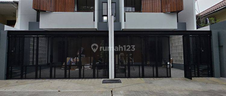 Rumah Modern Tropis Dalam Komplek Dengan Akses Jalan Lebar 1